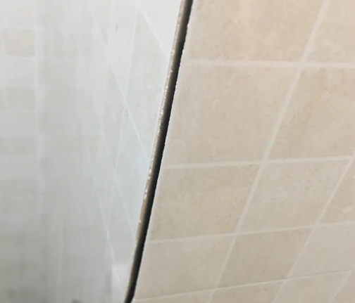 百色瓷砖空鼓维修公司分享阳台瓷砖脱落的修复过程可以分为以下几个步骤