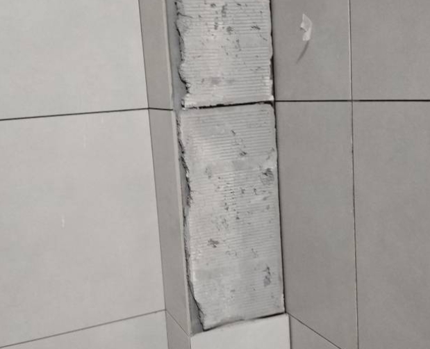 百色瓷砖空鼓维修公司分享下瓷砖施工前基层浇水润湿程度不足，可能导致以下问题