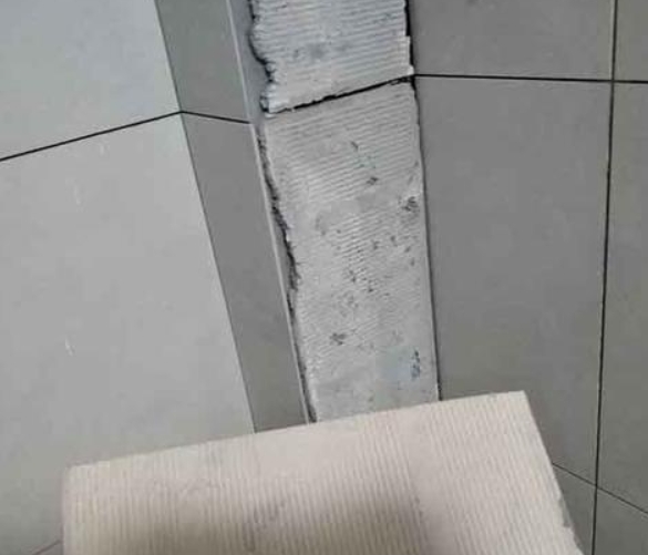 百色瓷砖空鼓维修公司分享下厨房瓷砖脱落的补救措施。